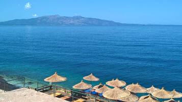 Plage, chaises longues