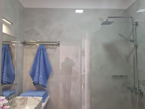 تجهيزات دش، مجففات شعر، مراحيض شطف، مناشف