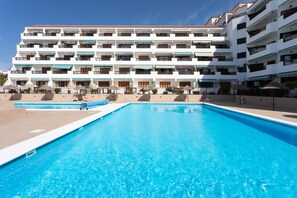 Outdoor pool, a heated pool - Apartment directly by the sea Balcony / Terrace (Costa del silencio)