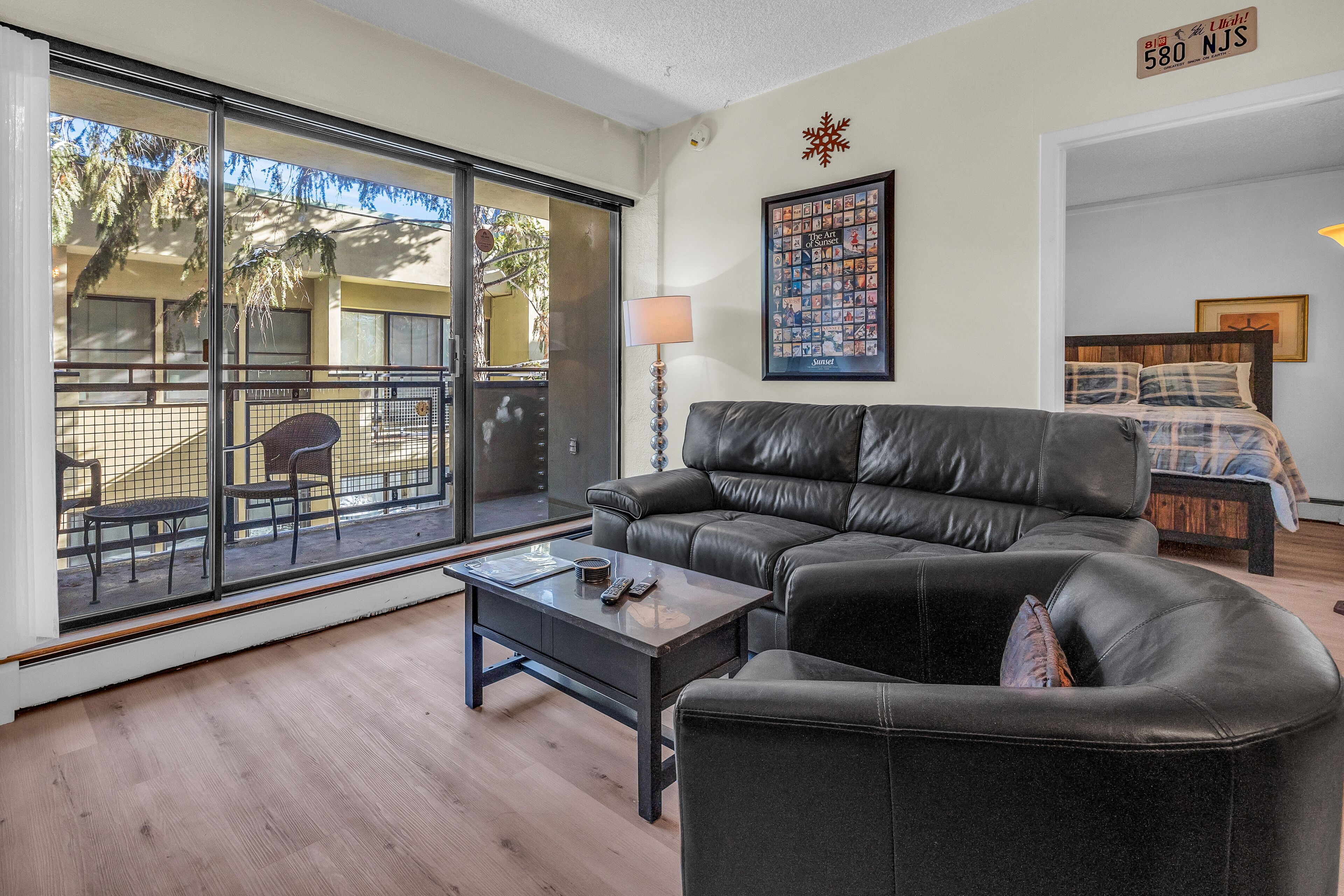 Una televisión, una chimenea, un reproductor de DVD