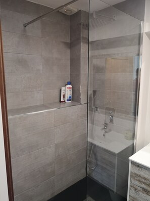Douche, séchoir à cheveux, serviettes fournies, savon