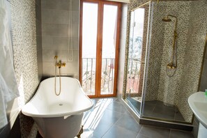 Ducha, artículos de higiene personal gratuitos y secador de pelo