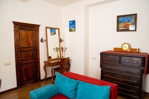 Luxury-Zimmer | Hochwertige Bettwaren, Schreibtisch, Verdunkelungsvorhänge