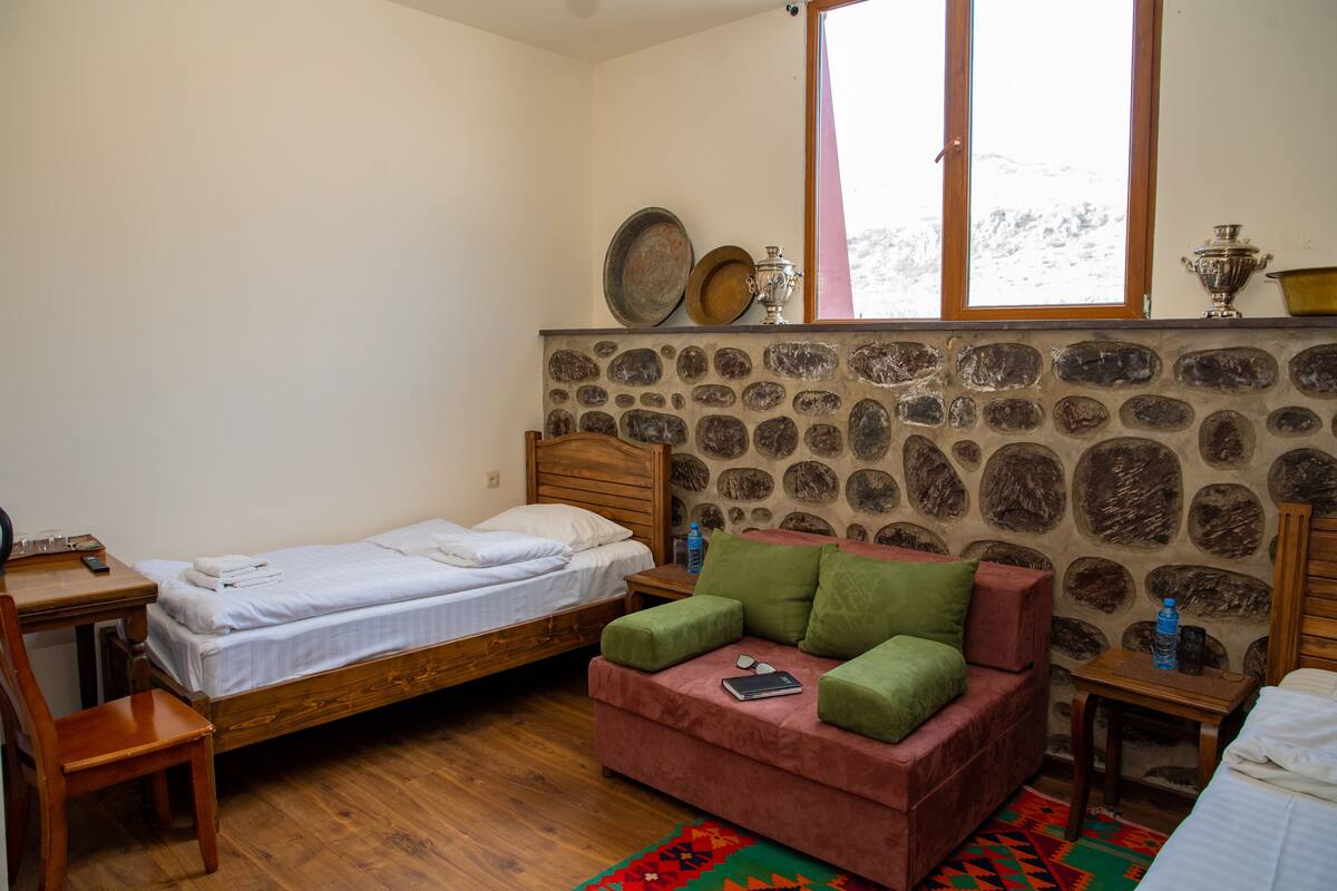 Habitación con 2 camas individuales (#4) | Ropa de cama de alta calidad, escritorio y cortinas blackout