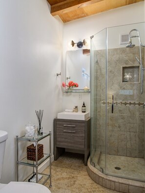 Shower, hair dryer, towels, soap - Cozy guesthouse in an urban nature  (Pasadena)