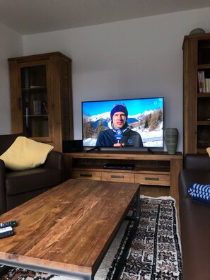 Una televisión, libros, un reproductor estéreo