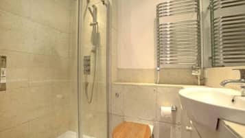 Combined shower/tub, hair dryer, bidet, towels