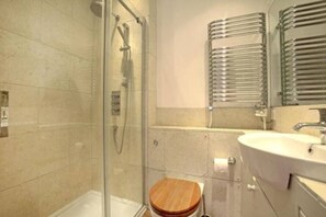Ensemble baignoire-douche, séchoir à cheveux, bidet, serviettes fournies