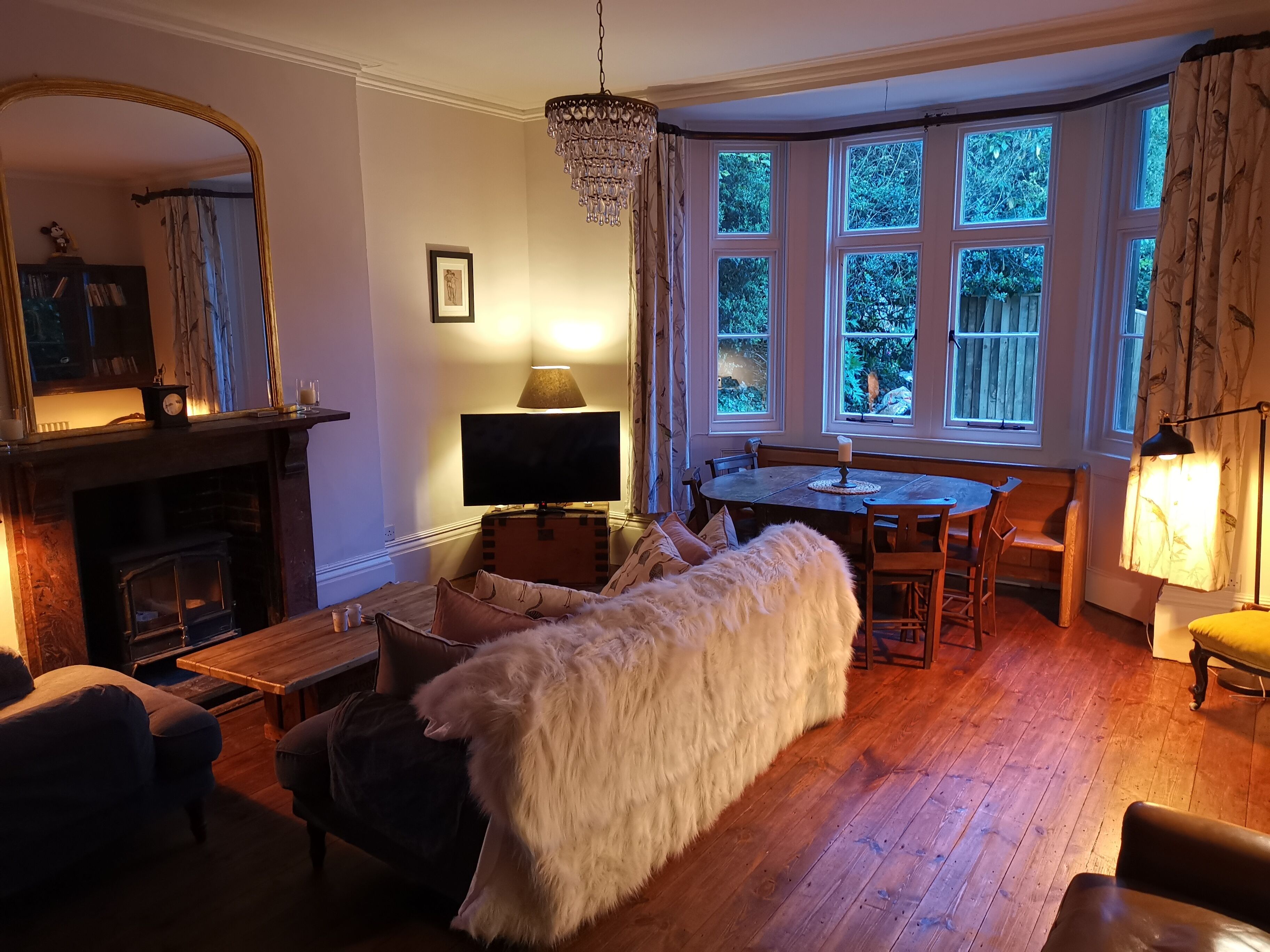 Een smart-tv, een open haard, boeken en een stereo