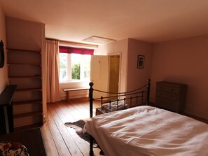 3 bedrooms, desk, iron/ironing board, travel cot