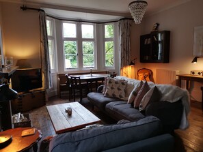 Smart TV, fireplace, books, stereo