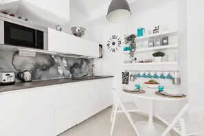 Kühlschrank, Mikrowelle, Herdplatte, Wasserkocher