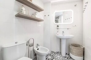 Dusche, Haartrockner, Bidet, Handtücher