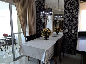 Dining - FIT ON MEASURE (AIR + WIFI + TVs) 2 GARAGE Meia Praia (Castelo Branco)