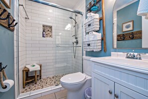 Shower, hair dryer, towels, soap - Ride the TIDE Beachside! 2Bd, 1B, Free Parking! Steps 2 Sand! 200 5 Star Reviews (Gulf Shores)