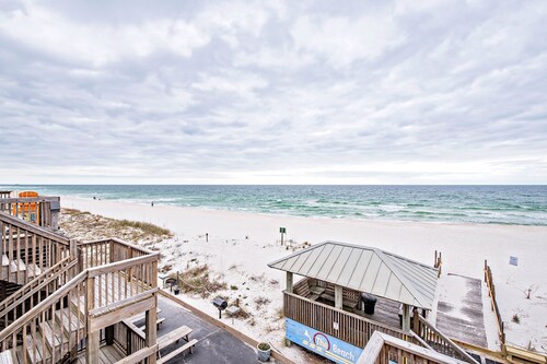 Ride the TIDE at Beachside Manor!  2Bd, 1B with Free Parking! Steps to the Sand!