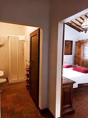 2 bedrooms, iron/ironing board, free WiFi, bed sheets - Villa in Siena Hills, flat 4/6 pax with pool A/C - heating- garden (Siena)
