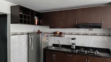 Comfort-lejlighed | Privat køkken | Køleskab, blender, bordgrill, køkkentøj/tallerkener/redskaber