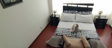 2 bedrooms, down duvets, desk, iron/ironing board