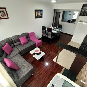 Apartamento Confort | Sala de estar | Smart TV de 32 pulgadas con canales por cable, una televisión