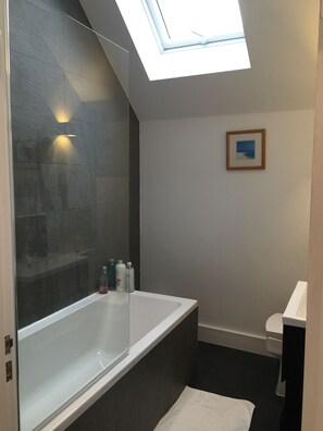 Standard Double Room, Shared Bathroom | Bathroom | Combined shower/tub, hair dryer, towels, soap - Atlas Oxford House (Oxford)