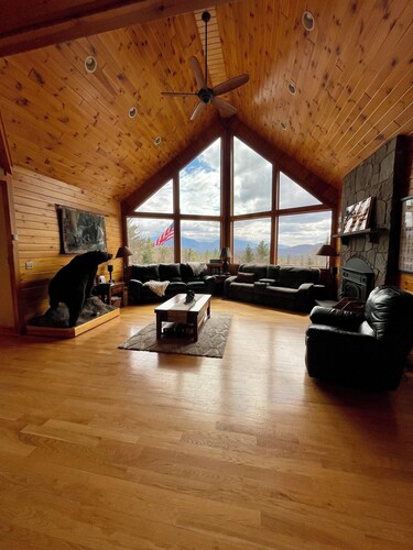 Luxury Log Cabin w/ Hot Tub! Sleeps 16. 
