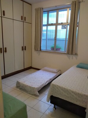 3 quartos, ferros/tábuas de passar roupa, Wi-Fi, roupa de cama