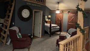 Una habitación acogedora con una cama tipo altillo, un reloj de pared grande y un piano.