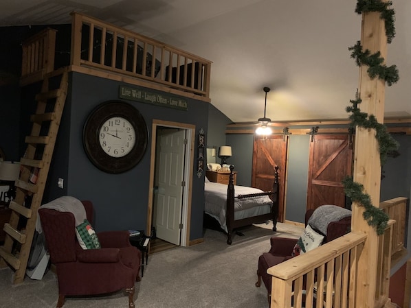 Een gezellige kamer met een opstapelbed, een grote wandklok en een piano.