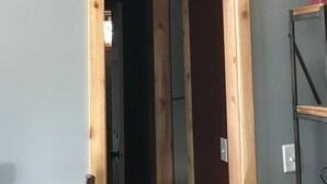 Una puerta con marco de madera y un adorno metálico encima.