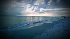 Plage à proximité, chaises longues, serviettes de plage