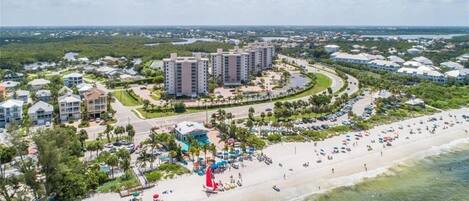 Ranta lähistöllä, aurinkotuoleja, rantapyyhkeitä