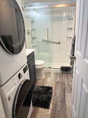 Ensemble douche/baignoire, sèche-cheveux, serviettes fournies, savon
