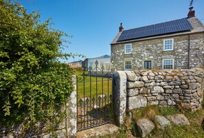 Exterior - A beautiful, dog-friendly holiday home with magnificent views of two coastlines (Praa Sands)