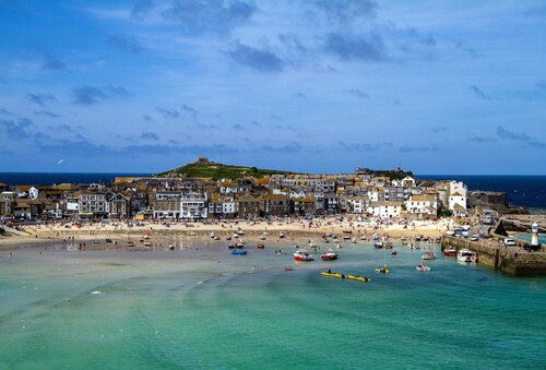 A wonderful three-bedroom Cornish cottage set in an exceptional location.