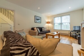 TV - A wonderful three-bedroom Cornish cottage set in an exceptional location. (Lelant)