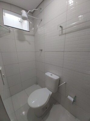 Quarto solteiro conforto | Banheiro | Chuveiro, toalhas de banho, sabonete, papel higiênico