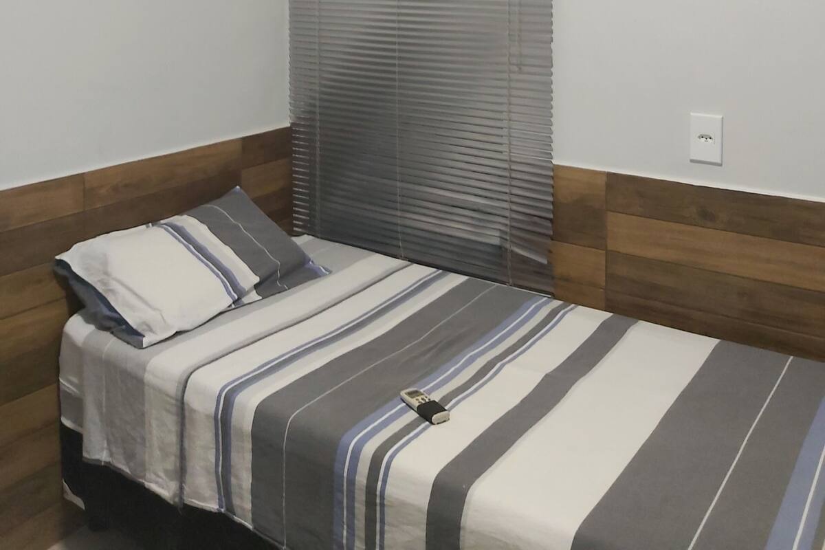 Quarto solteiro conforto | Frigobar, Wi-Fi de cortesia, roupa de cama