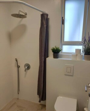 Towels, soap, shampoo, toilet paper