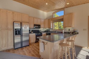 Fridge, microwave, oven, stovetop - Stockholm Vista - Beautiful Mountain Views in TD - Private Hot Tub - Pet Friendly w/ Amenities (Truckee)