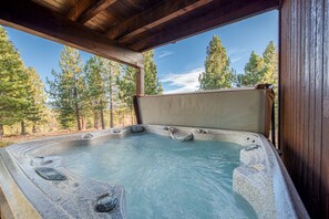 Outdoor spa tub - Stockholm Vista - Beautiful Mountain Views in TD - Private Hot Tub - Pet Friendly w/ Amenities (Truckee)
