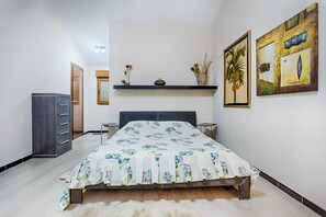 Deluxe Apartment | Peralatan tempat tidur premium, peti besi dalam bilik 