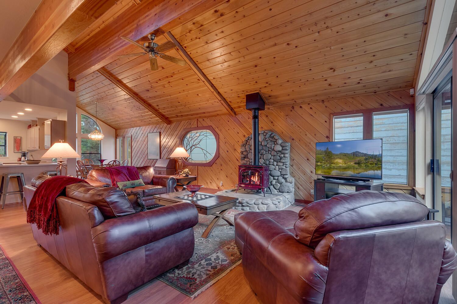 Dogwood By Tahoe Getaways - Private Hot Tub, Dog OK, Pool Table and HOA Amenities