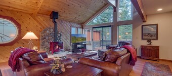 NEUE LISTE - "Hartriegel" Tahoe Donner Haustierfreundliche 4 BR mit Billardtisch!
