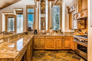 Fridge, microwave, oven, stovetop - Large freestanding home with hot tub & WiFi  - walk to ski access (Park City)