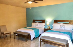 書桌、遮光窗簾/窗簾、熨斗/熨衫板、床單