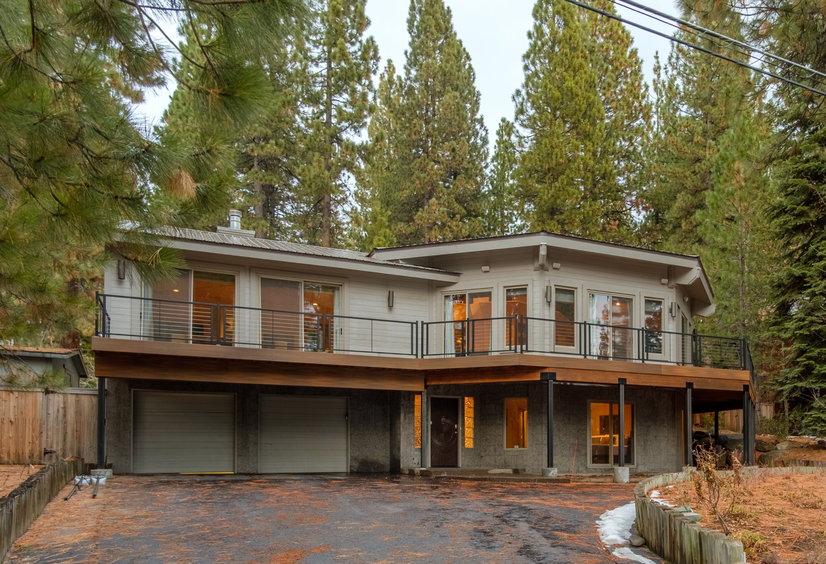 Ponderosa by AvantStay | Spacious Cabin w/ Large Deck & Hot Tub 10min to Mtn