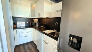 KĂŒhlschrank, GeschirrspĂŒler, Toaster, Kochgeschirr/Geschirr/Besteck