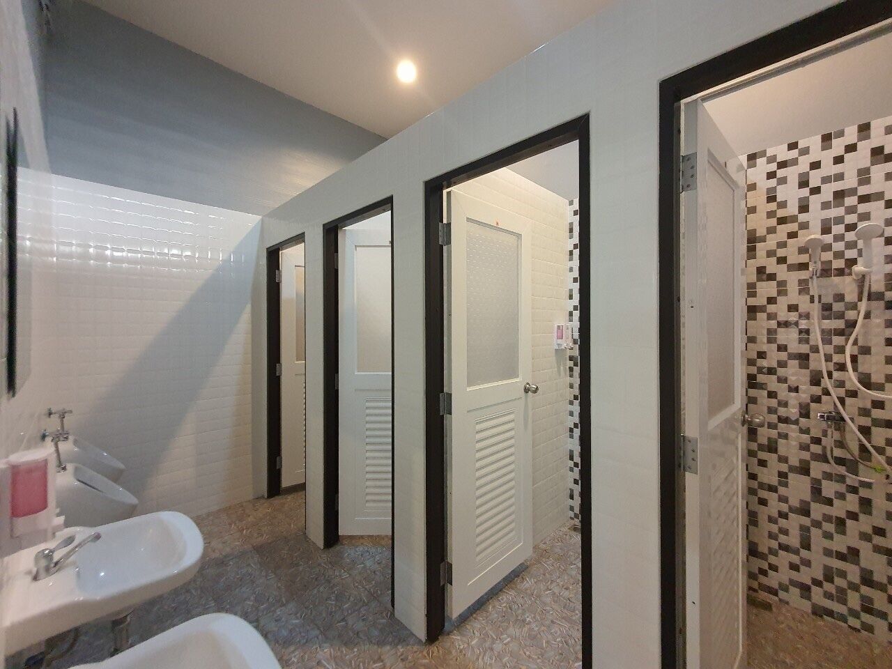 Douche, articles de toilette gratuits, savon, shampoing
