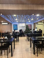 Se sirven desayunos, almuerzos y cenas; cocina local e internacional